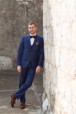 mavi elbiseli yakışıklı damat