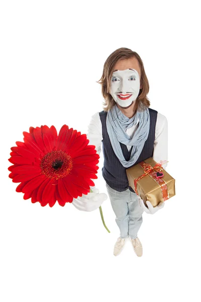 Mime Artiste avec fleur - Gerber et tenant un cadeau — Photo