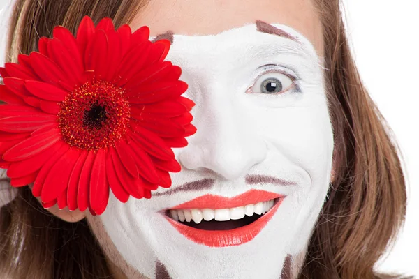 Attore mimo con fiore rosso sul viso — Foto Stock