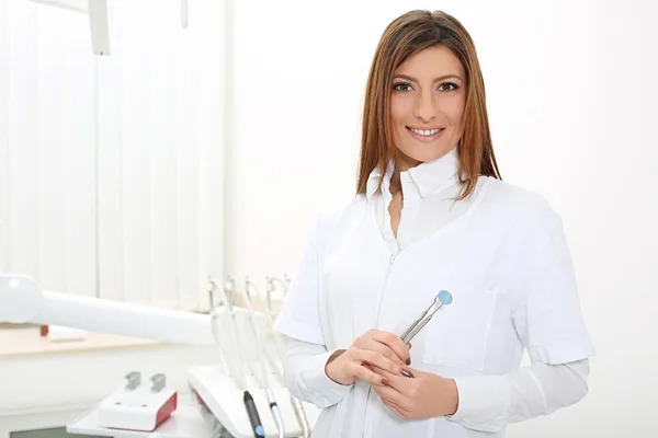 Hermosa chica dentista con espejo y sonda dental — Foto de Stock