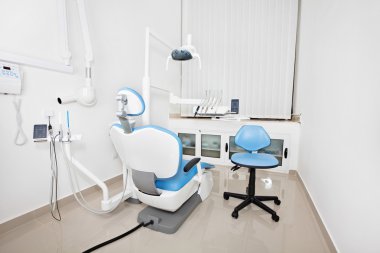 Modern dişçi koltuğu bir diş ofiste