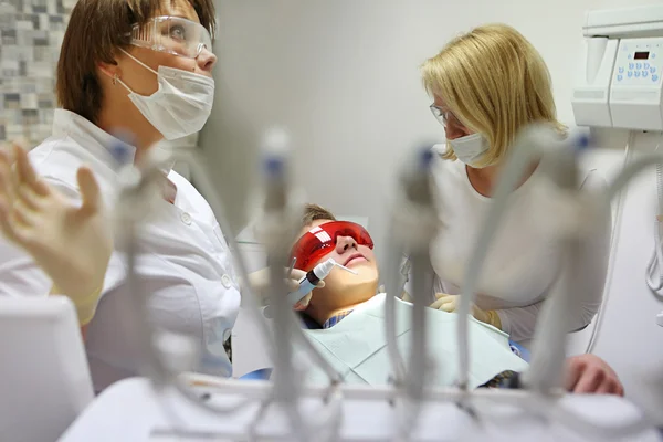 Médico e enfermeiro realizam o procedimento para tratamento odontológico — Fotografia de Stock