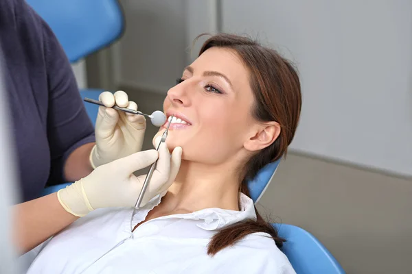 Exame dos dentes no consultório do dentista — Fotografia de Stock