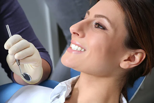 Examen de los dientes en el consultorio del dentista —  Fotos de Stock