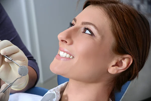 Esame dei denti nello studio del dentista — Foto Stock