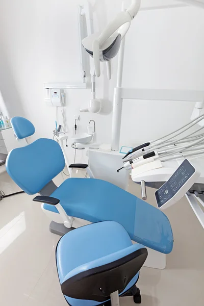 Chaise de dentiste moderne dans un cabinet dentaire — Photo