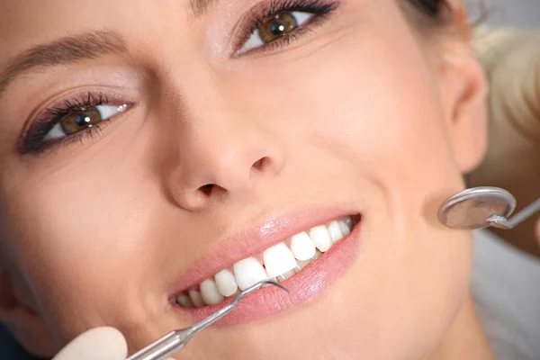 Examination of the teeth in the office of the dentist — Stock Photo, Image