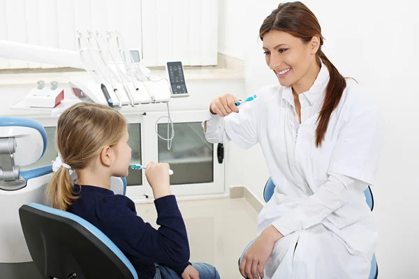 Lezione di lavarsi i denti — Foto Stock