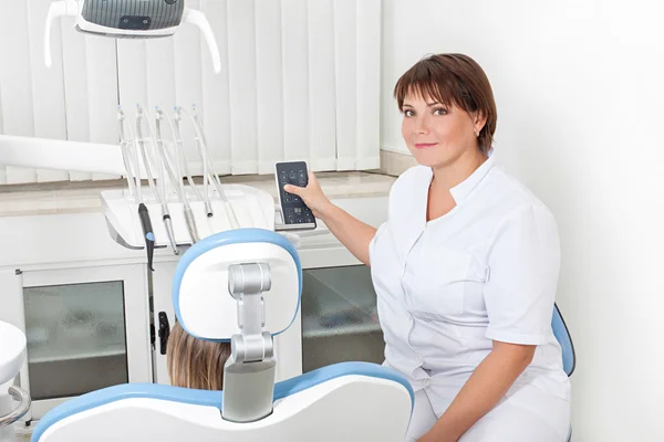 Dentista mulher no consultório de dentista — Fotografia de Stock