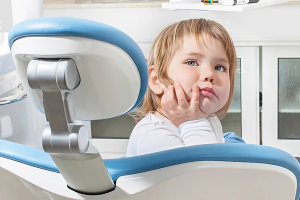 Douce fille dans la chaise du dentiste — Photo