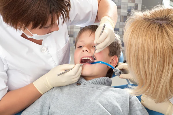 Procedimiento en el dentista — Foto de Stock