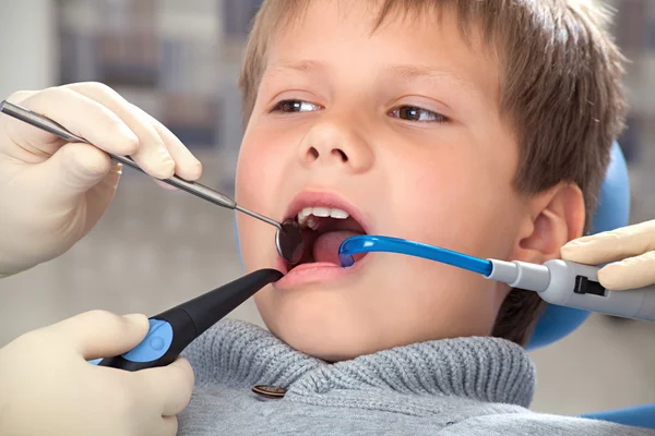 Procedimiento en el dentista — Foto de Stock