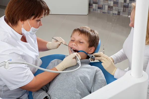 Limpieza mecánica de los dientes — Foto de Stock