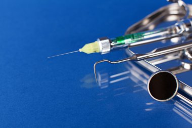 diş hekimi araçlar mavi üzerinde