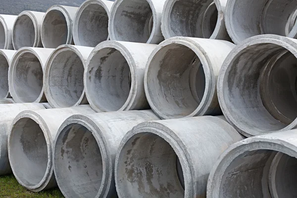 Anillos de pozos de drenaje fotos de stock, imágenes de Anillos de hormigón pozos de drenaje royalties | Depositphotos