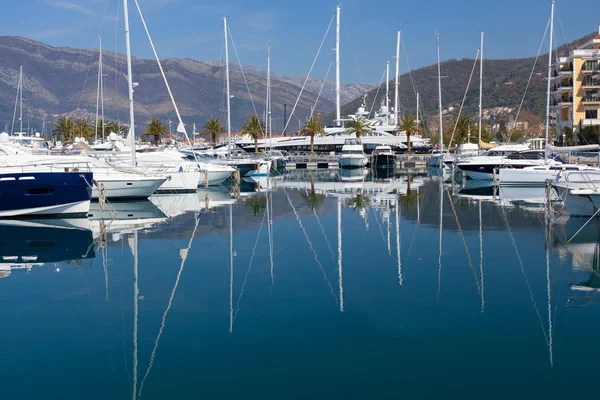Yates en el puerto deportivo Porto Montenegro —  Fotos de Stock