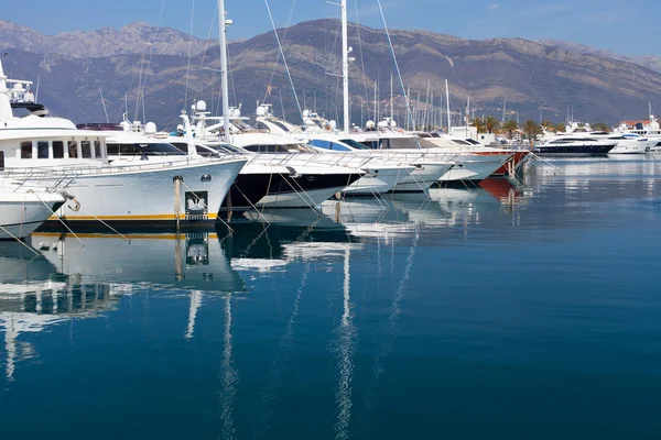 A Porto Montenegro kikötőtől Yachtok — Stock Fotó