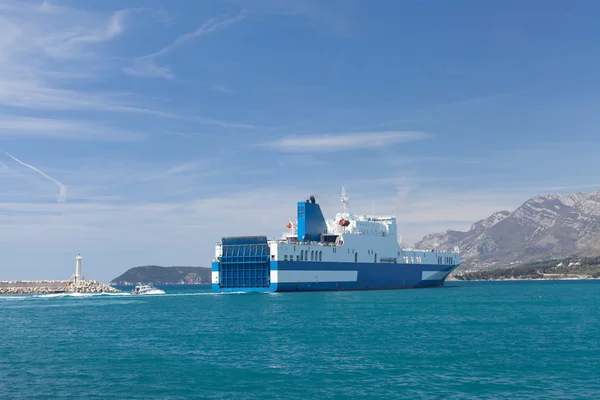 El transportista sale del puerto — Foto de Stock