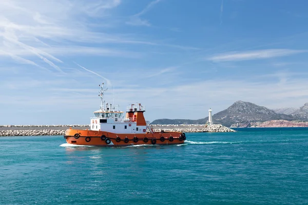 Remolcador en puerto de Montenegro — Foto de Stock