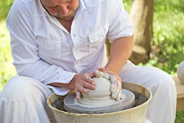 Pottenbakker aan het werk — Stockfoto