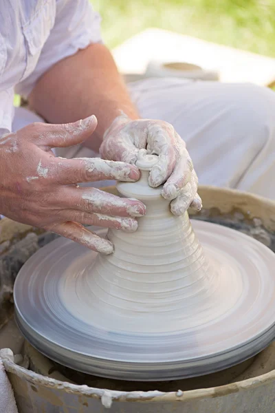 Pottenbakker aan het werk — Stockfoto