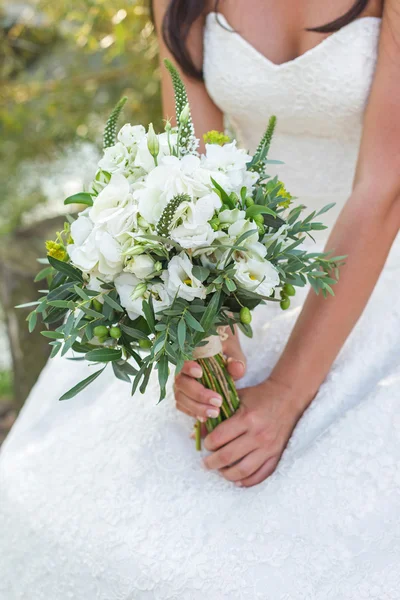 El ramo en las manos de la novia — Foto de Stock