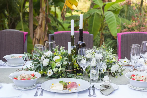 Сервированный и украшенный свадебный стол — стоковое фото
