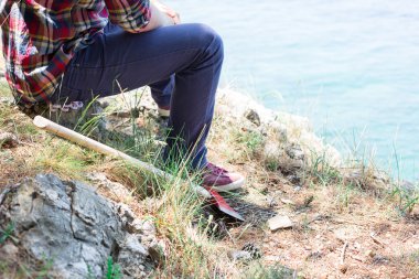 Çekici bir genç oduncu portresi