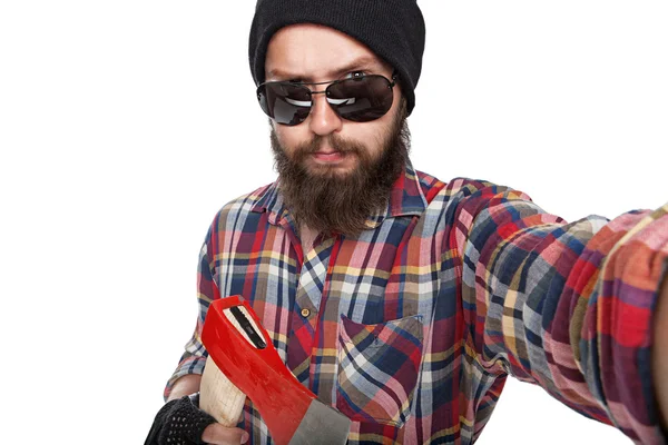 Unga skäggiga lumberjack gör selfie — Stockfoto