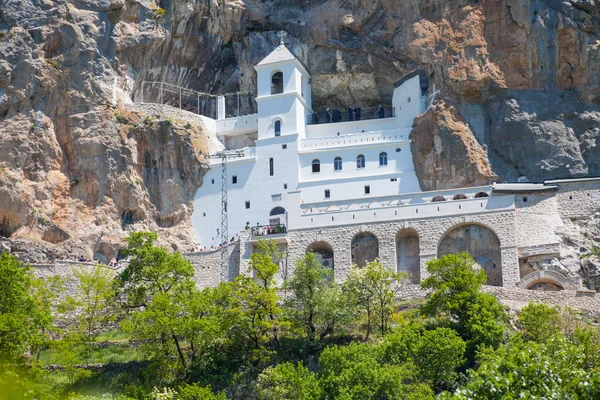 Mosteiro Ostrog é um mosteiro da Igreja Ortodoxa Sérvia em Montenegro . — Fotografia de Stock