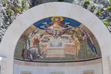 Arch mozaiklerle - Ostrog Manastırı girişine dekore edilmiş