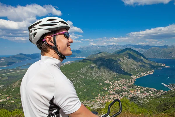 Ciclista en la cima de una colina — Foto de Stock