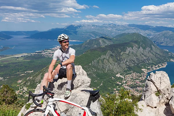 Fietser bovenop een heuvel — Stockfoto