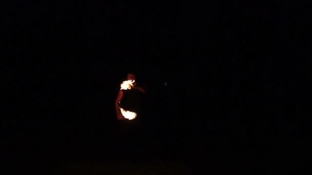 Artiste du spectacle de feu respirer le feu dans l'obscurité — Video