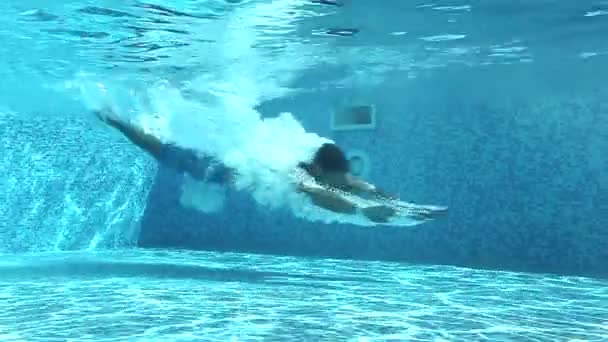 Hombre nadando bajo el agua — Vídeos de Stock