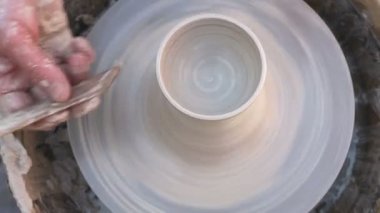 elinde bir kil kavanoz oluşturma bir çömlekçi