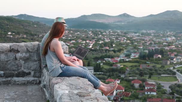 Casal de turistas que visitam as vistas — Vídeo de Stock