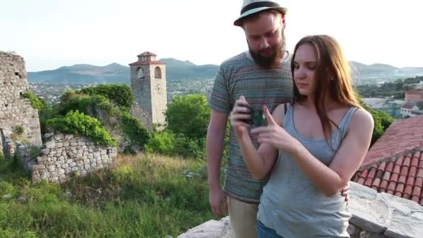 Casal de turistas que visitam as vistas — Vídeo de Stock