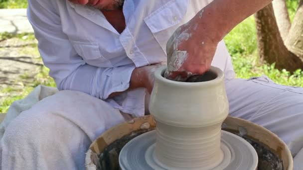 Mâinile unui olar, creând un borcan de lut — Videoclip de stoc