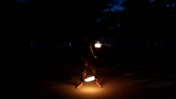 Митець вогню перевертає вогонь — стокове відео