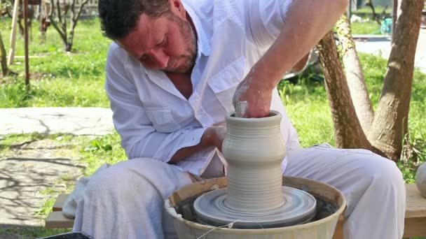 Hände eines Töpfers, der ein Tongefäß herstellt — Stockvideo