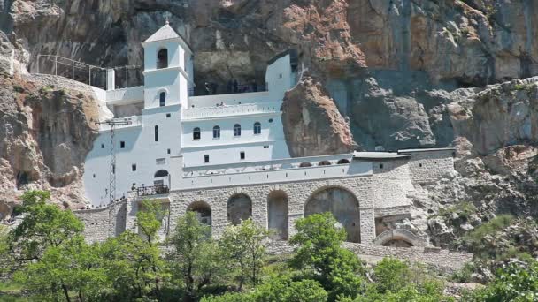 Kloster av Ostrog är ett kloster i serbisk ortodoxa kyrkan i Montenegro, Europa. — Stockvideo