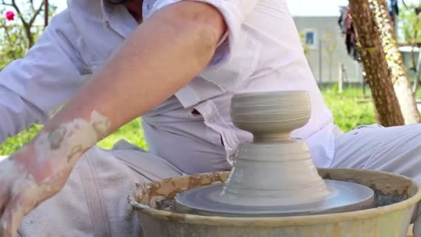 Elinde bir kil kavanoz oluşturma bir çömlekçi — Stok video