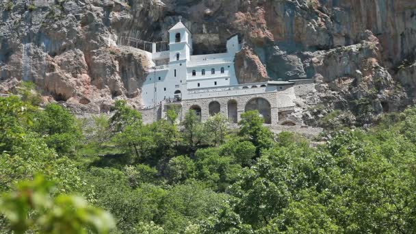 Mosteiro de Ostrog é um mosteiro da Igreja Ortodoxa Sérvia em Montenegro, Europa . — Vídeo de Stock