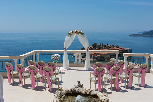 Hermoso arco de boda en la terraza — Foto de Stock