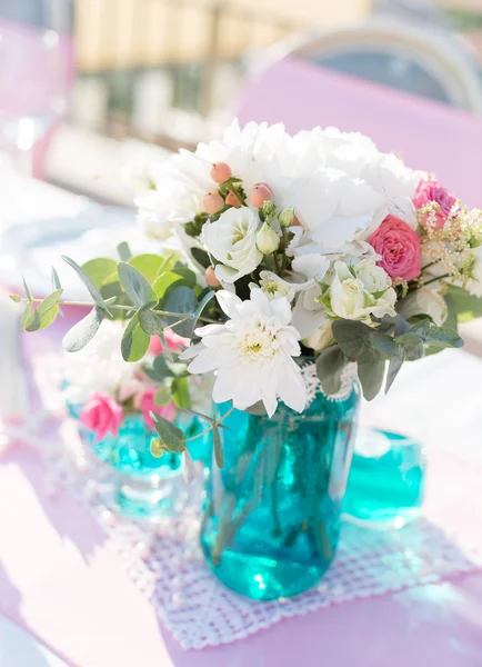 Floral arrangements on the table — Φωτογραφία Αρχείου