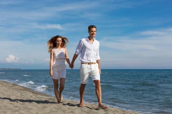 Щаслива пара в любові гуляє на пляжі — стокове фото