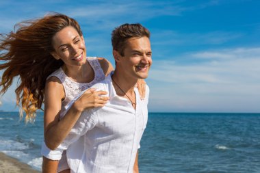 mutlu çift Sahilde yürüyüş aşık