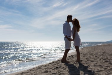 mutlu çift Sahilde yürüyüş aşık