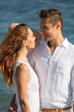 mutlu çift Sahilde yürüyüş aşık